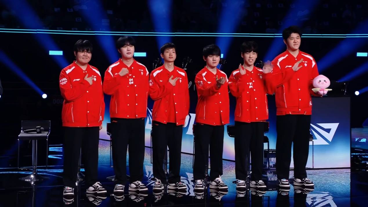 LPL首位“六冠王”诞生！Knight完成登顶，超越厂长，成联赛之王