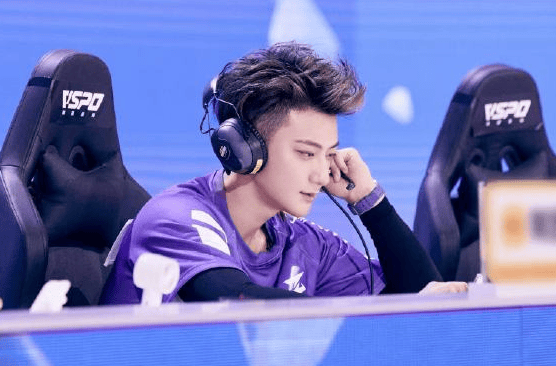 黄子韬电竞精彩瞬间：四杀逆袭，魅力全开！