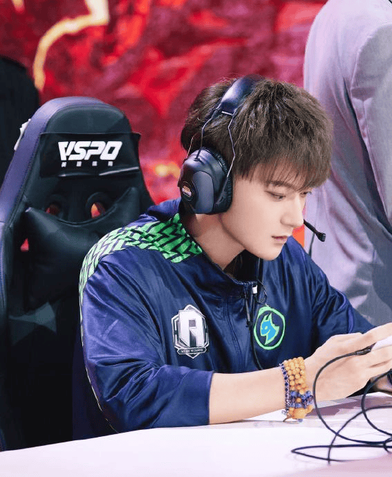 黄子韬电竞精彩瞬间：四杀逆袭，魅力全开！