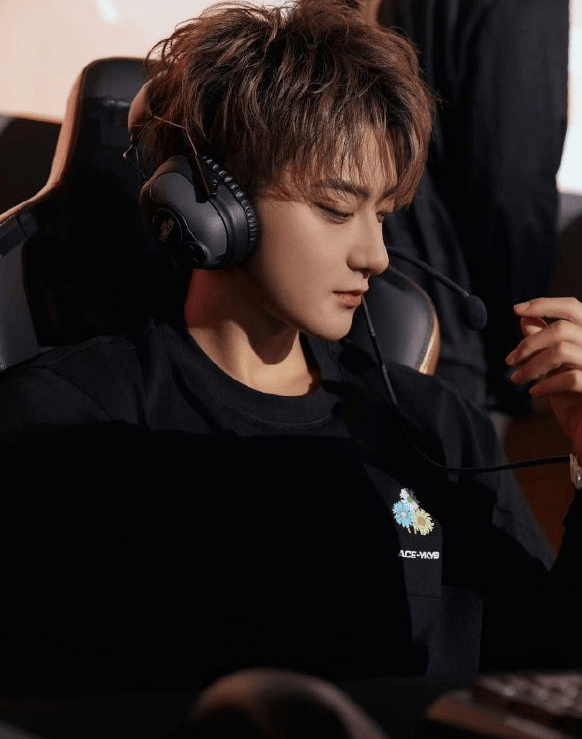 黄子韬电竞精彩瞬间：四杀逆袭，魅力全开！