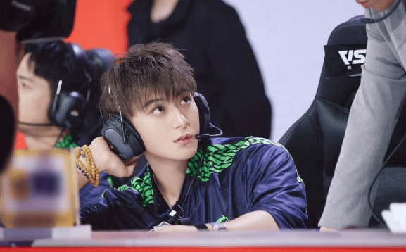 黄子韬电竞精彩瞬间：四杀逆袭，魅力全开！