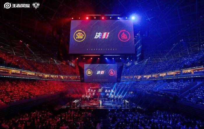 联赛五连冠！成都AG超玩会捧起KPL夏季赛奖杯