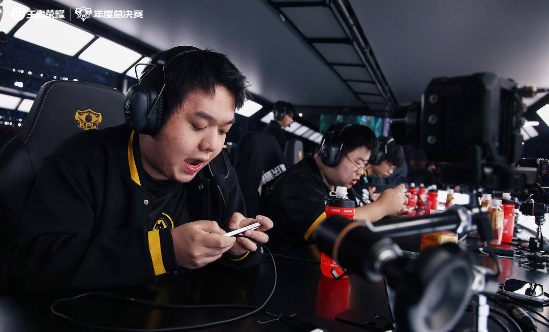 九年跋涉，一朝登顶：三代KPL选手，共赴鸟巢巅峰之约