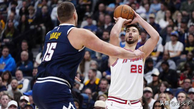 约基奇和阿尔佩伦·森贡在掘金对阵火箭的比赛中，创造联盟历史