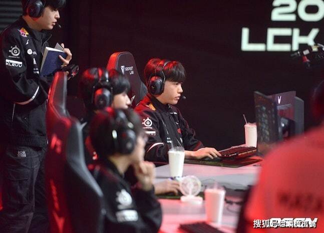 T1教练透露去年S赛的隐藏底牌，夸赞Keria英雄池：最重要的都是S赛